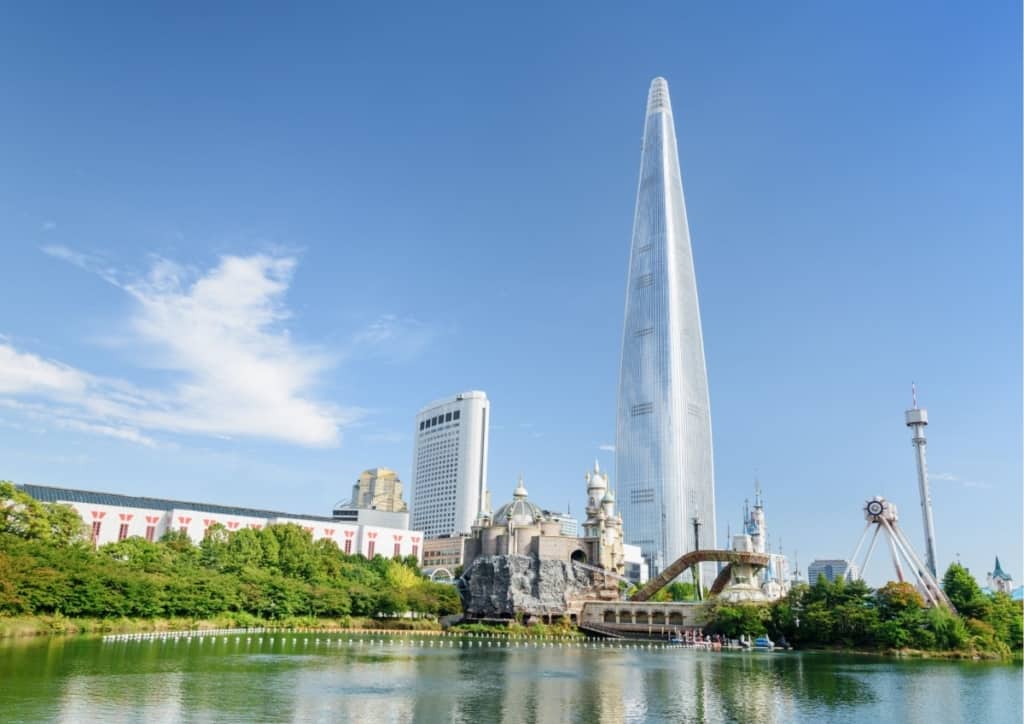 Immagine in primo piano di Lotte World e Seoul Sky