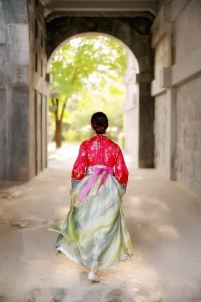 ผู้หญิงในชุดฮันบกที่ Gyeongbokgung