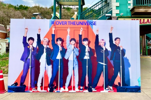 Over the Universe BTS Multimedia Show in Everland
