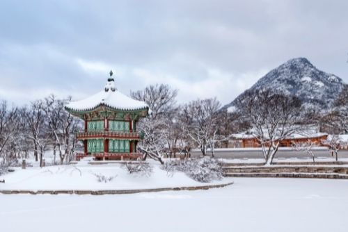 ศาลา Hyangwonjeong ในพระราชวัง Gyeongbokgung