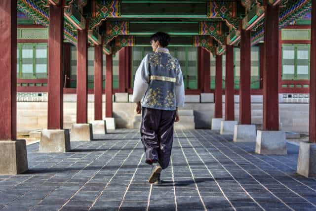 Seorang pria mengenakan Hanbok di Gyeongbokgung