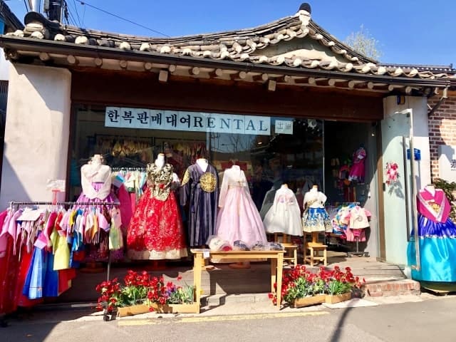 Wearing Hanbok with friends-min