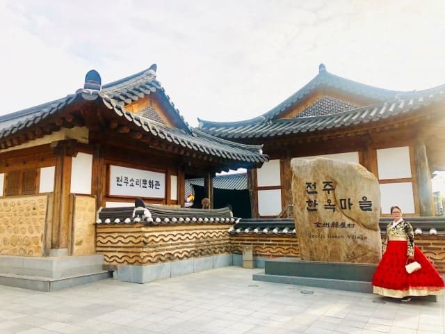 Wearing Hanbok with friends-min