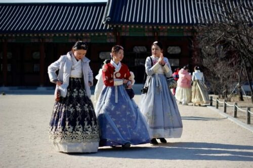 Vestindo Hanbok com os amigos-min