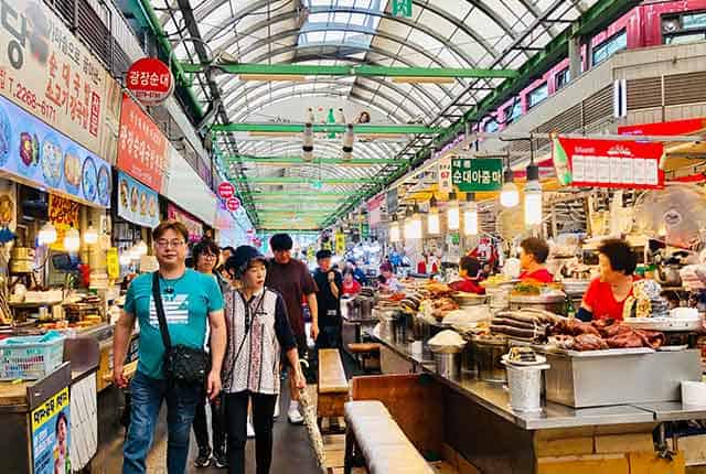 Gwangjang memasarkan makanan jalanan Korea