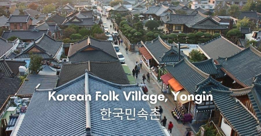In primo piano il villaggio folcloristico coreano