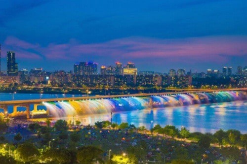 Spettacolo della fontana dell'arcobaleno del parco di Banpo Hangang