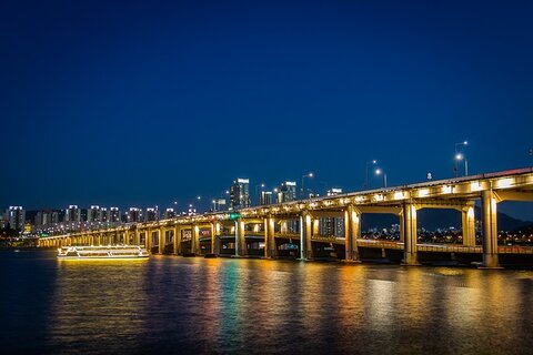 Banpo Bridge di notte a Seoul