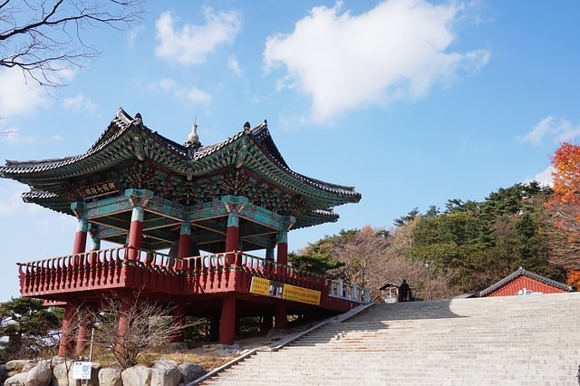 kuil buddha bulguksa di seoul, korea selatan, tujuan populer untuk ulang tahun buddha di korea