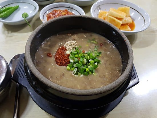 woojin haejangguk o zuppa dei postumi di una sbornia servita nel miglior ristorante dell'isola di jeju