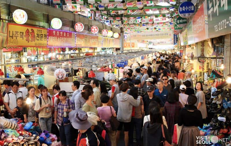 crowded gwangjang traditional korean market in seoul