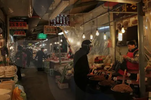 sebuah kios jalanan di pasar gyeongdon yang menjual ramuan tradisional Korea dan obat-obatan oriental di pasar bergaya loak terbuka