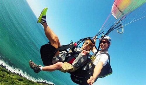 Tandem-Paragliding auf der Insel Jeju