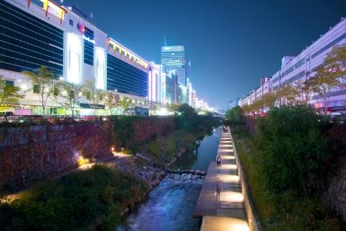 Pyeonghwa clothing market and Dongdaemun Composite Market along the Cheonggyecheon