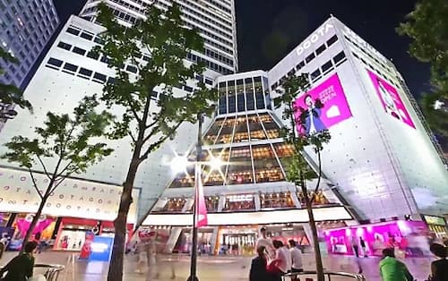 dongdaemun fashion street in Seoul