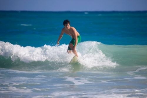 Lezione di surf sulla spiaggia di Jeju Gwakji