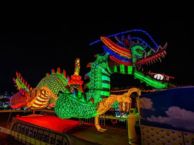 Lanterna del drago al festival Jinju Namgang Yudeung