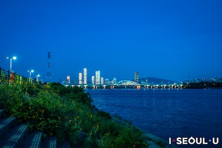 ทิวทัศน์ยามค่ำคืนของสวนสาธารณะมังวอนฮันกัง