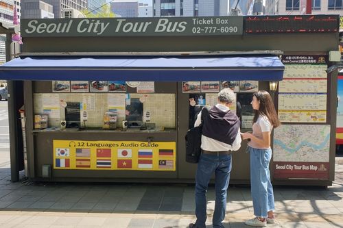 Halte Bus Wisata Kota Seoul