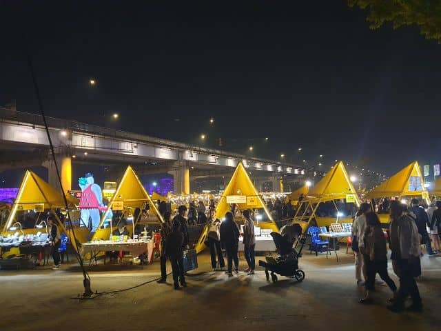 Banpo Bridge seen behind the Handicraft Market