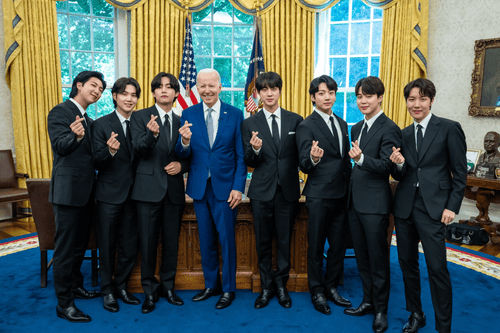 I BTS hanno posato per una foto con il presidente Biden alla Casa Bianca