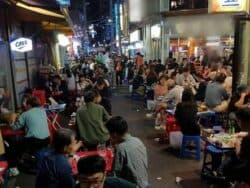Minum dan Makan melalui Alleys of Seoul