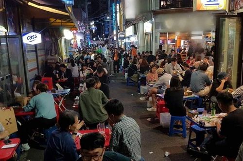 Minum dan Makan melalui Alleys of Seoul