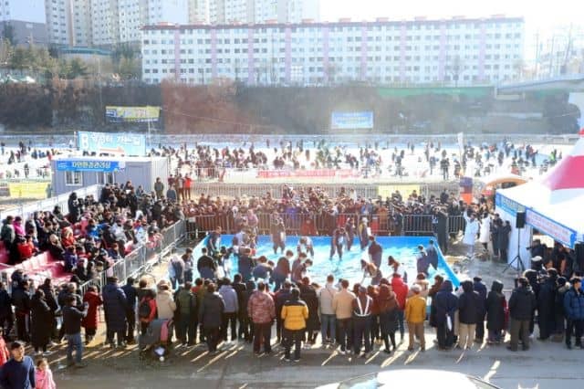 Hongcheongang Winter Festival Barehanded Fishing