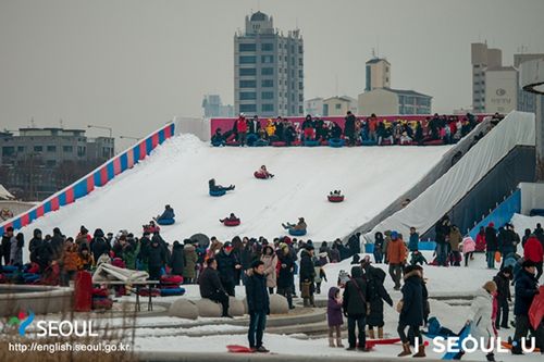 Snow sledding hill by Seoul government
