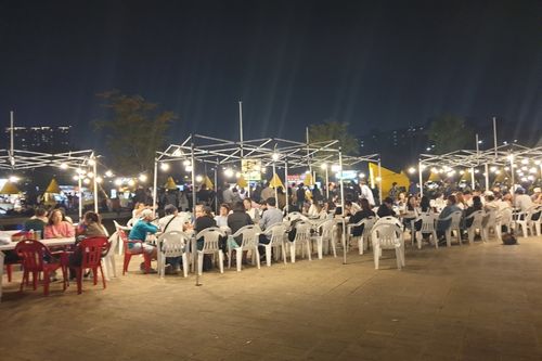 Posto per mangiare al mercato notturno di Bamdokkaebi