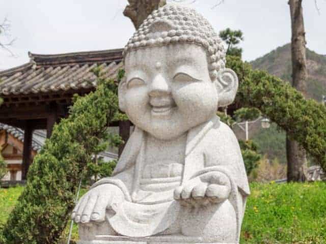 Patung Buddha batu kecil di kuil Songgwangsa
