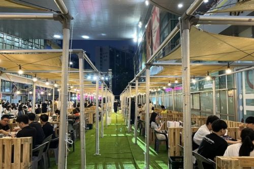 People drink beer at the Beer Fest Gwangju