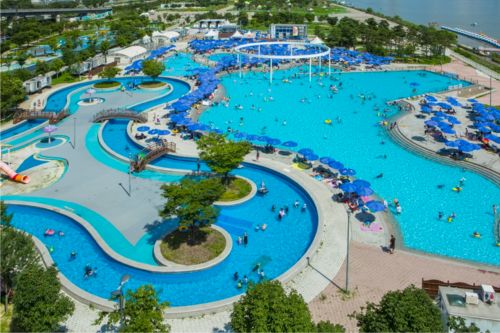 The many outdoor pools in Hangang Parks