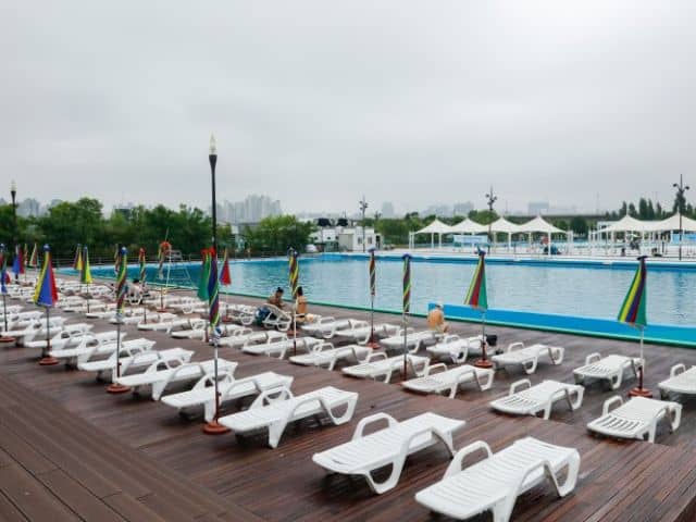 Yeouido Han River Pool and Beach Beds