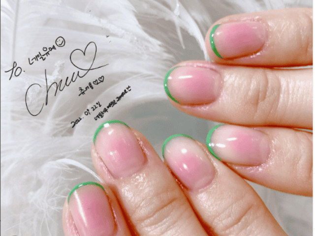 Micro french manicure - una delle tendenze unghie più popolari in Corea 2023