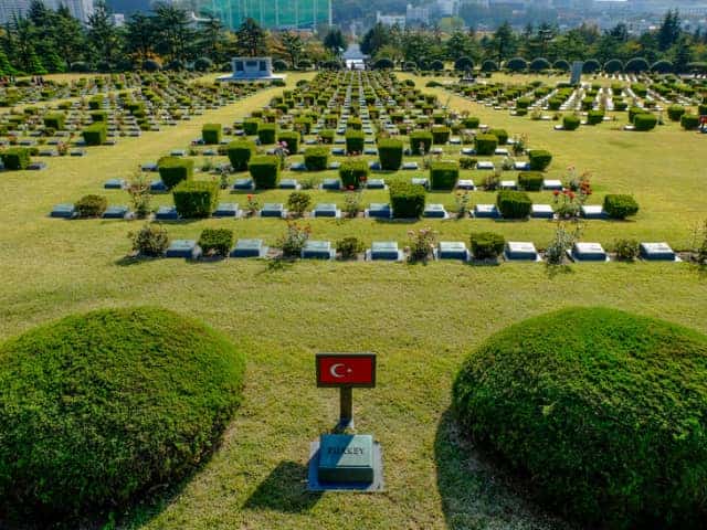 ภาพภายในสุสาน UN Memorial Cemetery ในเมืองปูซาน ประเทศเกาหลีใต้