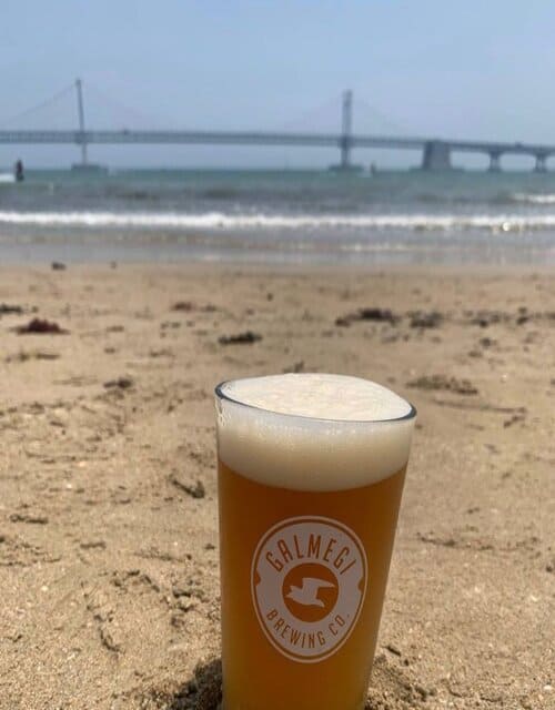 Una foto di uno dei drink della Galmegi Brewing scattata sulla spiaggia di Busan, in Corea del Sud.