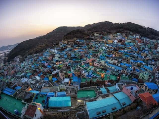 ภาพถ่ายทางอากาศของหมู่บ้านวัฒนธรรมกัมชอนในเมืองปูซาน ประเทศเกาหลีใต้