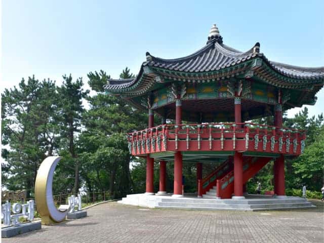 Una foto del tempio Samgwangsa a Busan, in Corea del Sud, durante la mattinata.
