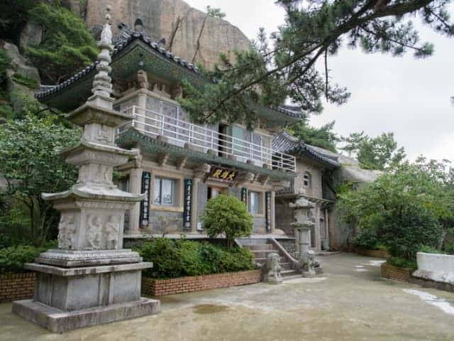 Una foto del tempio Seokbulsa a Busan, in Corea del Sud.