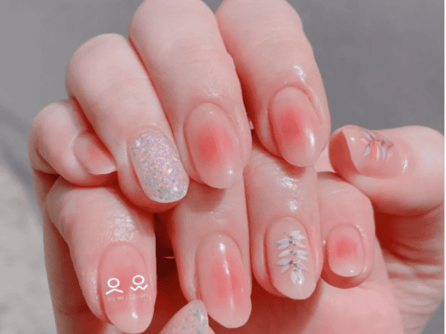 unghie con fard color corallo: una delle tendenze unghie più popolari in Corea 2023
