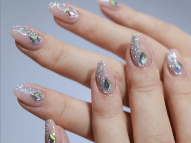 unghie glitterate: una delle tendenze unghie più popolari in Corea 2023