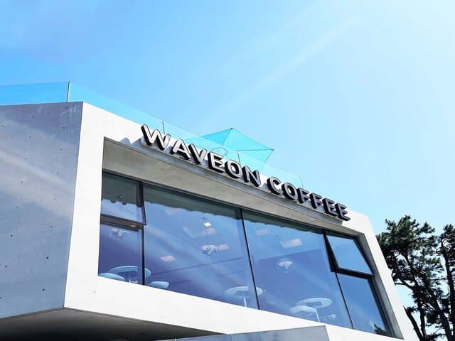 ภาพด้านนอกของ Waveon Coffee ในเมืองปูซาน ประเทศเกาหลีใต้