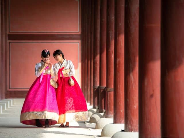 Due ragazze in abiti tradizionali