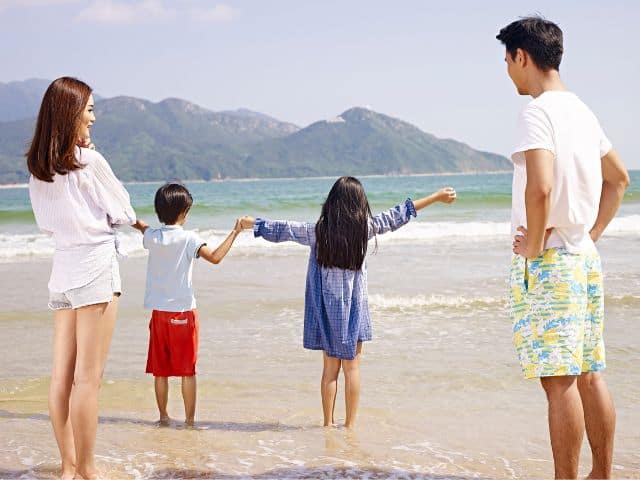 Una famiglia sulla spiaggia