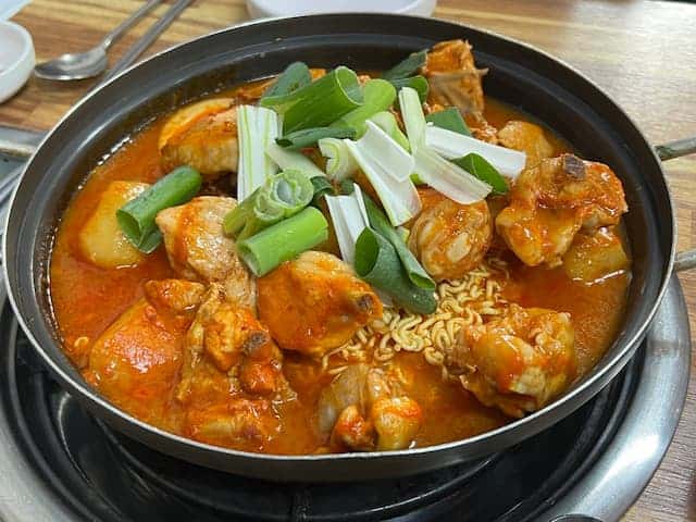 Choisajangne ​​Dak - Zuppa di pollo piccante, cibo coreano a Yeonnamdong