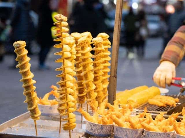 อาหารข้างทางเกาหลี Potato Tornado 회Oh리감자 ในตลาดนัมแดมุน