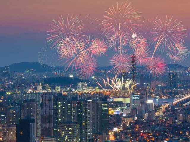 Una veduta aerea dei fuochi d'artificio a Seoul