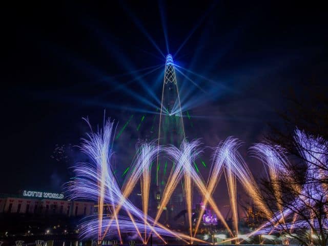 Fuochi d'artificio luminosi alla Lotte World Tower