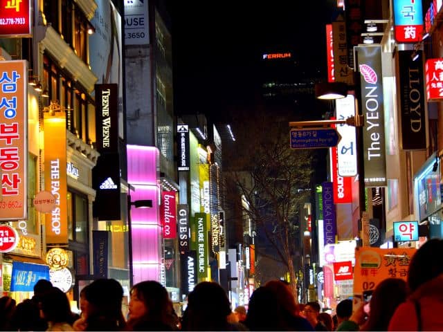 Zona commerciale di Hongdae di notte
